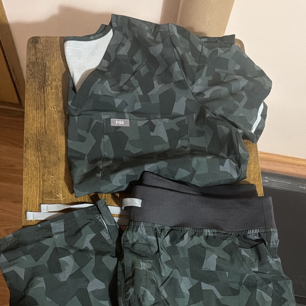 Figs Women’s Dark Green Camo Cargo Scrub Top & Pants